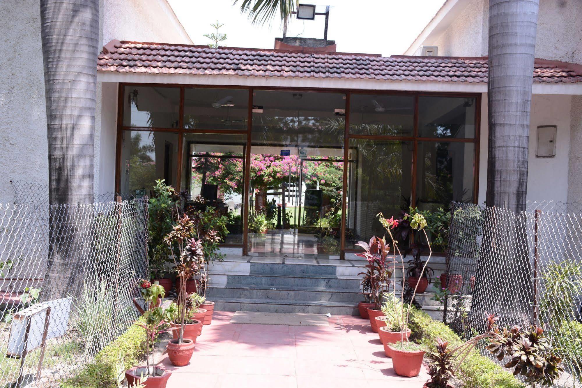 Отель Naturoville Ayurvedic And Yoga Retreat Ришикеш Экстерьер фото